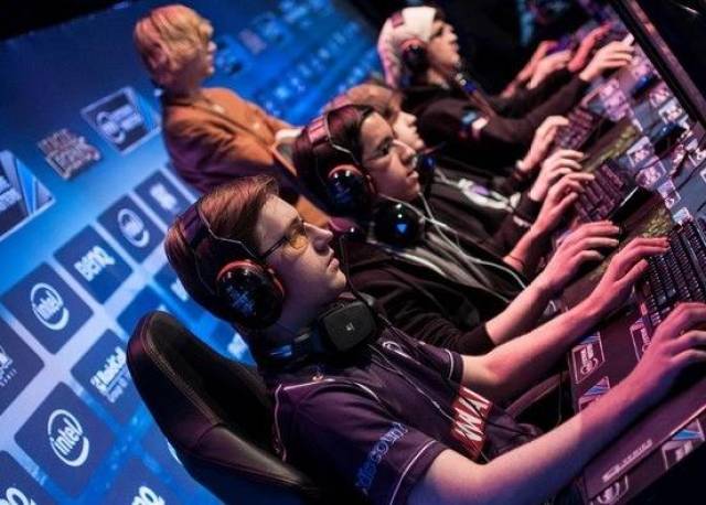 伺中异军突 伺中异军突